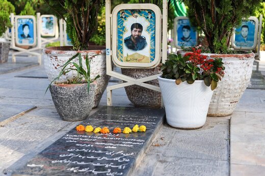 غبارروبی مزار شهدا در سالروز آزادی خرمشهر