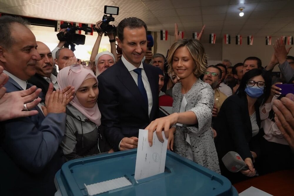 بشار اسد و همسرش رأی خود را به صندوق انداختند/عکس
