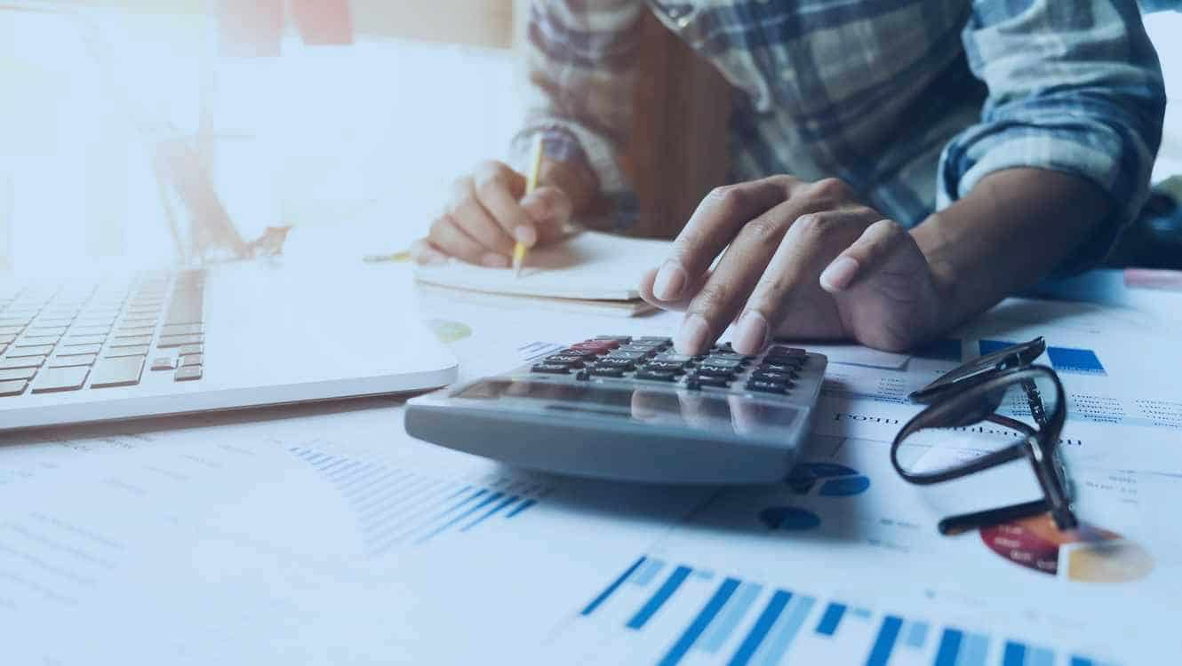 آموزش حسابداری در چه مباحثی ارائه می‌شود و چه مزایایی دارد؟