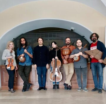 حسین نورشرق در کنار زنان نوازنده روس، در مسکو آواز می‌خواند  