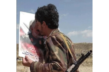 عکس | بوسه جالب رزمنده یمنی بر پیشانی حاج قاسم