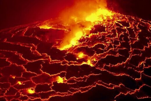 ببینید | لحظه سقوط پهپاد به داخل گدازه‌های آتشفشان ایسلند