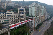 ببینید | عبور راه‌آهن از داخل یک ساختمان  ۱۹ طبقه در کشور چین!