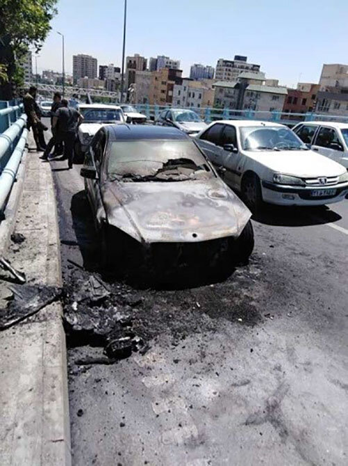 آتش‌سوزی خودروی میلیاردی روی پل ارتش/ تصاویر