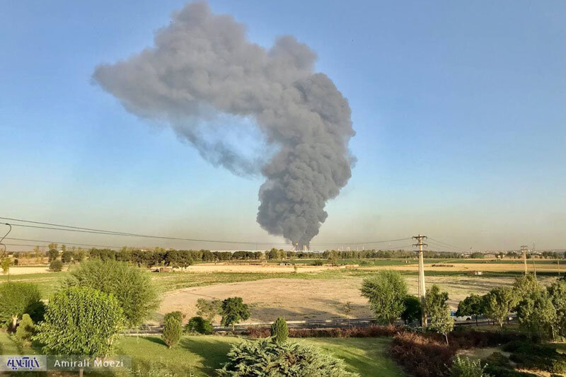 خبرآنلاین - ببینید | آتش‌سوزی گسترده در حوالی پالایشگاه باقرشهر تهران