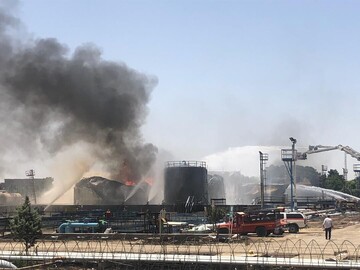 ادامه مهار آتش در پالایشگاه تهران/ برخی آتش‌نشان‌ها دچار دودگرفتگی شدند