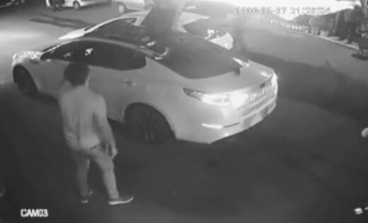 ببینید | حمله وحشیانه چند اراذل و اوباش به خودروی اوپتیما