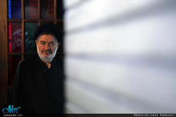 عکسی قدیمی از محتشمی‌پور در کنار رهبر انقلاب