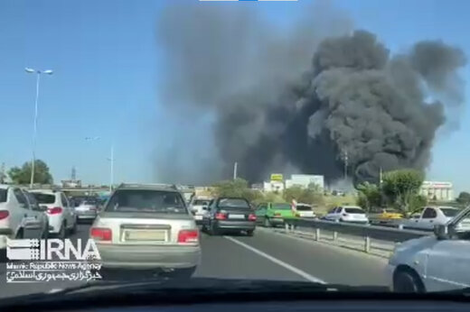 ببینید | آتش‌سوزی بزرگ در انبار پالت شرکت بهنوش در جاده مخصوص کرج