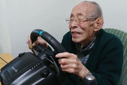 ببینید | پیرمرد 93 ساله‌ای که عاشق بازی‌های اتومبیلرانی است