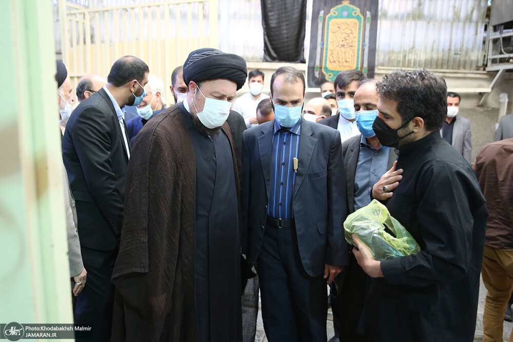 عکسی از سیدحسن خمینی، باهنر و بهزاد نبوی در مراسم تشییع حجت الاسلام و المسلمین محتشمی پور