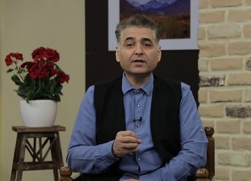 از اشعار شاعران فارسی‌زبان، زیاد بهره می‌برم