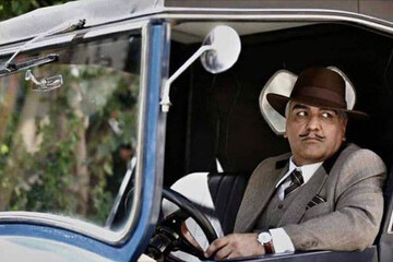 عکس | تیپ مهران مدیری با سبیلی عجیب در یک ماشین کلاسیک