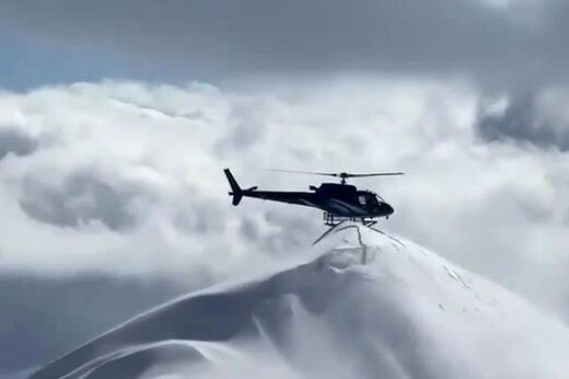 ببینید | فرود استثنایی در ارتفاع ۱۰۵۷۹ پایی برای پیاده کردن دو پزشک