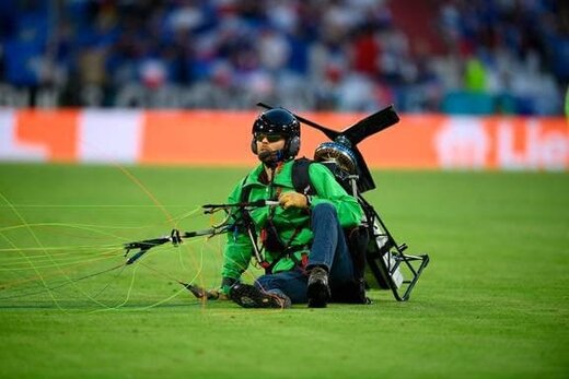 پرواز جیمی جامپ با چتر بر فراز آلیانز آرنا در یورو ۲۰۲۰/عکس