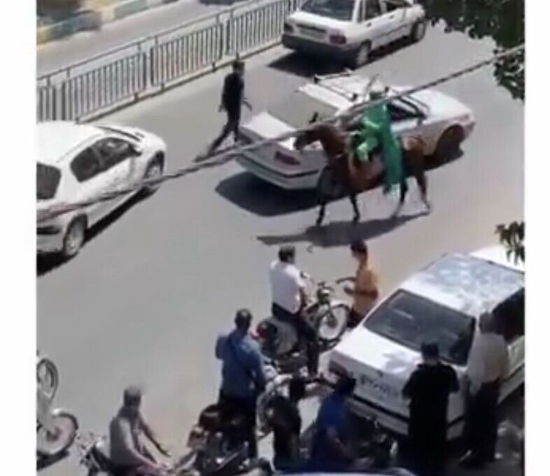 دستگیری اسب سوار سبزپوشی که در خیابان می‌تاخت