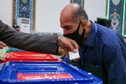 تصاویر |  ادای احترام ویژه و تماشایی به یک جانباز سر صندوق رای