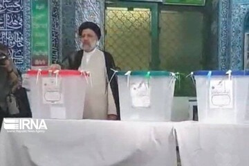 ابراهیم رئیسی برای رأی دادن به کجا رفت؟ /اولین کاندیدا رأی خود را به صندوق انداخت +عکس