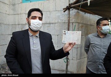 عکس | مجید بنی‌فاطمه با شناسنامه در پای صندوق رای