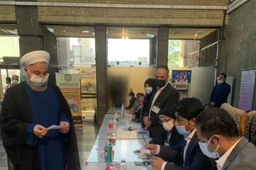 حسن روحانی رأی خود را به صندوق انداخت