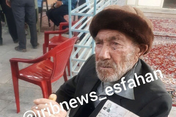 عکس | پیرمرد ۱۰۱ ساله پای صندوق رای  