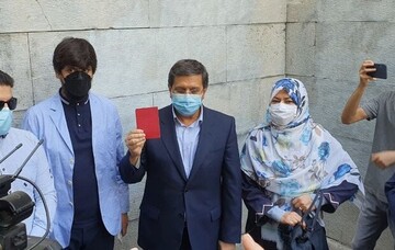 عبدالناصر همتی در حسینه ارشاد رأی خود را به صندوق انداخت