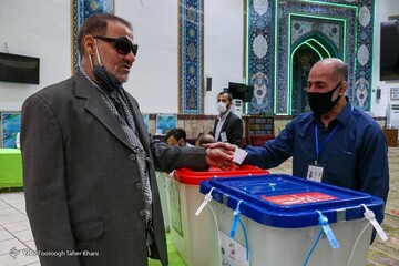 تصویری جالب از ادای احترام به یک جانباز