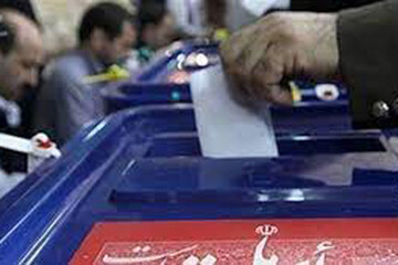 عکس | حضور عروس و داماد در گلستان پای صندوق رای با لباسی بسیار زیبا