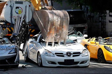 عکس | اوراق کردن مرسدس بنز قاچاق با چنگک‌ بیل مکانیکی