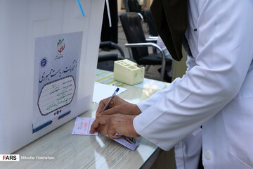 تصاویری از اخذ رأی از کادر درمان در شهرکرد