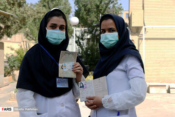 ببینید | حضور کادر درمان در یک میدان مهم دیگر؛ همه پای صندوق رای