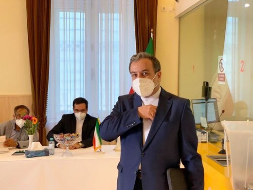 عراقچی رأی خود را صندوق انداخت/عکس