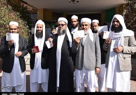 ببینید | حضور اقشار مختلف کرد و اهل سنت مهاباد پای صندوق رای