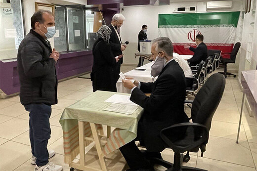 ببینید | حمله منافقین به رای‌دهندگان ایرانی در بیرمنگهام 