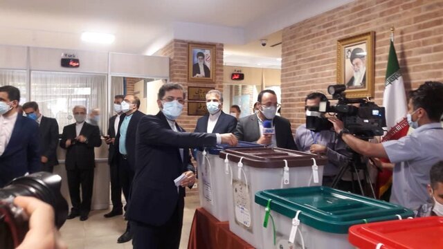 حضور سخنگوی وزارت خارجه در پای صندوق رای/عکس