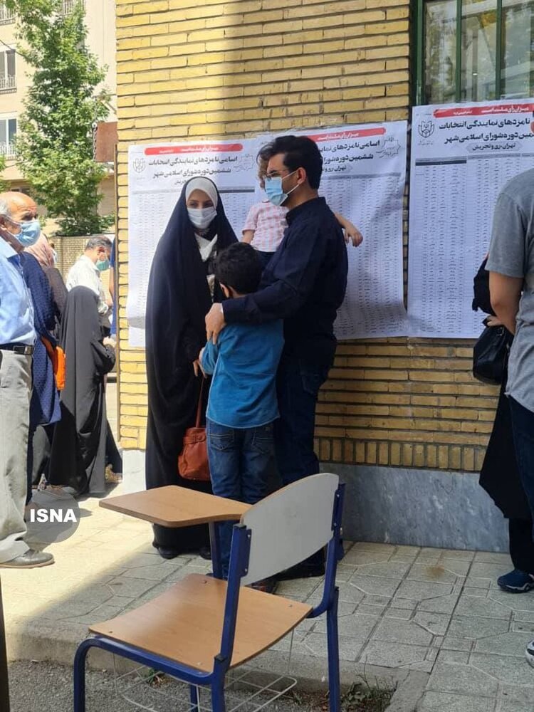 عکس | آذری جهرمی به همراه همسر و فرزندانش در صف انتخابات