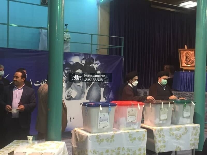 فتاح با خانواده اش پای صندوق رأی آمد /سیدحسن خمینی و پسرش رأی دادند /امام جمارانی رای خود را به صندوق انداخت