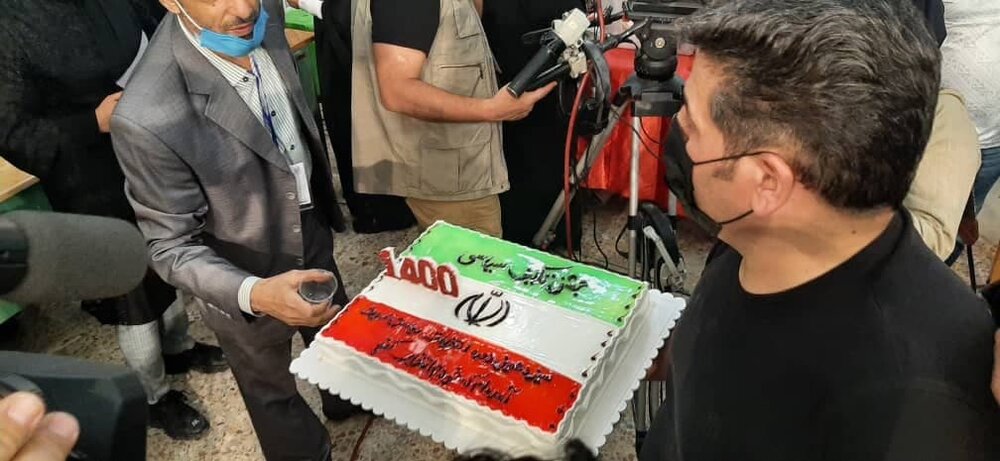 کیک سیاسی برای انتخابات ۱۴۰۰/ کودکان غوغا به پا کردند/  عروس و داماد یزدی هم رای دادند
