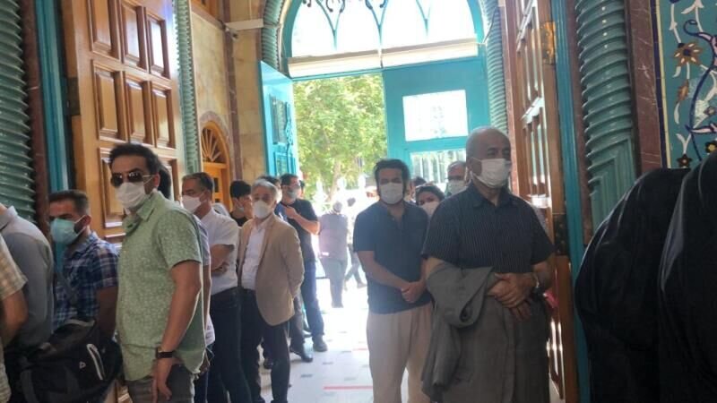 یک اتفاق مرگبار در انتخابات /عکسی از دو صفه شدن رای دهندگان در حسینیه ارشاد