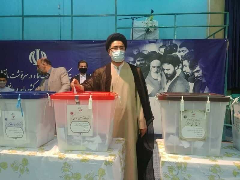یاسر خمینی رأی خود را به صندوق انداخت +عکس