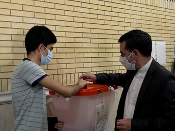 حضور پرشور مردم جزیره نشین قشم در پای صندوق های رای اقتدار نظام اسلامی را نشان داد حضور پرشور مردم جزیره نشین قشم در پای صندوق های رای اقتدار نظام اسلامی را نشان داد