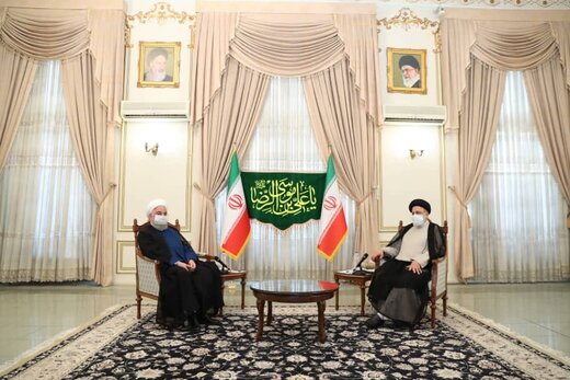 تصویری از حضور روحانی در دفتر رئیسی /آغاز اخلاقی و مدنیِ فرآیند انتقال امانت و مسؤولیت