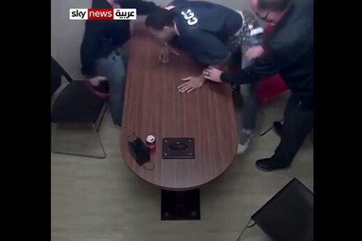 ببینید | سرقت حرفه‌ای سلاح پلیس هنگام بازجویی توسط متهم!