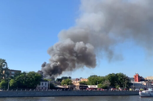 ببینید | آتش‌سوزی گسترده انبار نگهداری مواد شیمیایی در مسکو