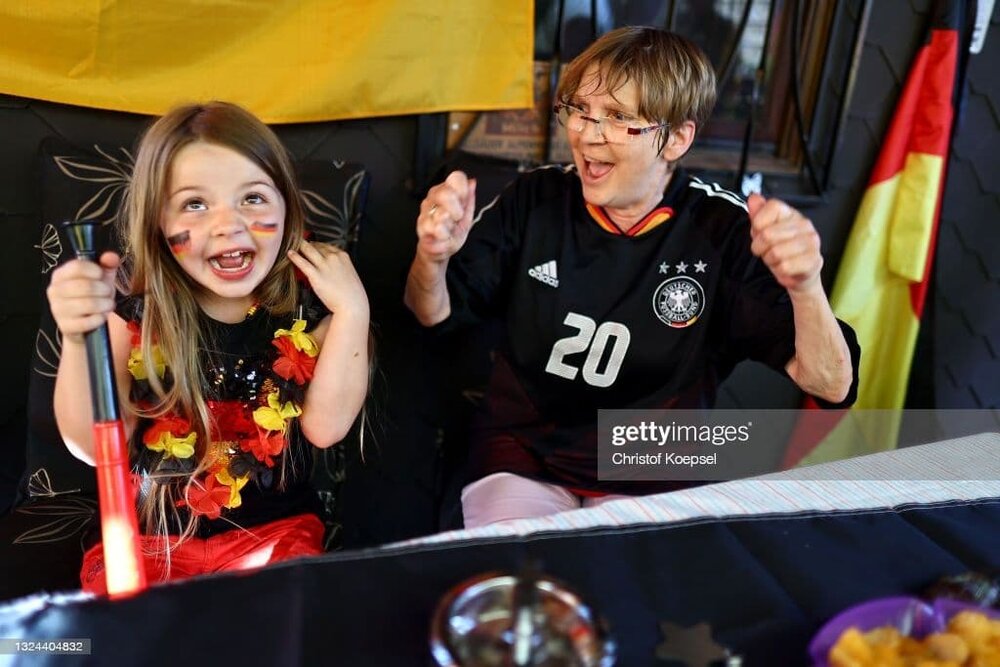 تب فوتبال در آلمان کوچک و بزرگ نمی‌شناسد! /عکس
