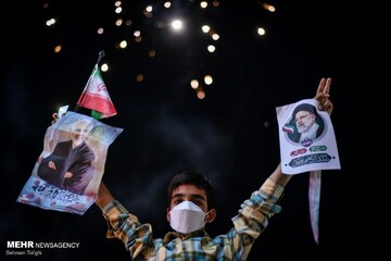 عکس | جشن پیروزی با تصویر حاج قاسم و رئیسی