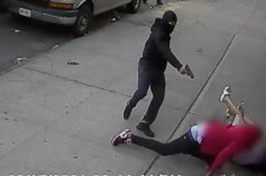 ببینید | نجات معجزه‌آسای دو کودک در تیراندازی مرگبار نیویورک