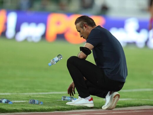 بطری بازی یحیی گل‌محمدی کنار زمین/عکس