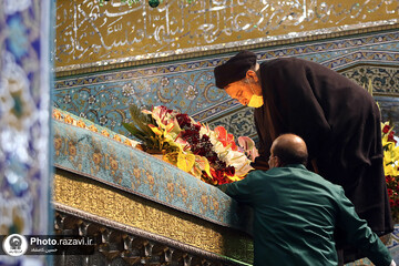 گل آرایی ضریح منور رضوی به مناسبت دهه کرامت