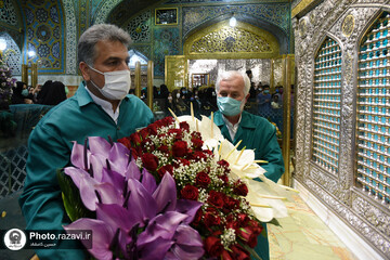 گل آرایی ضریح منور رضوی به مناسبت دهه کرامت